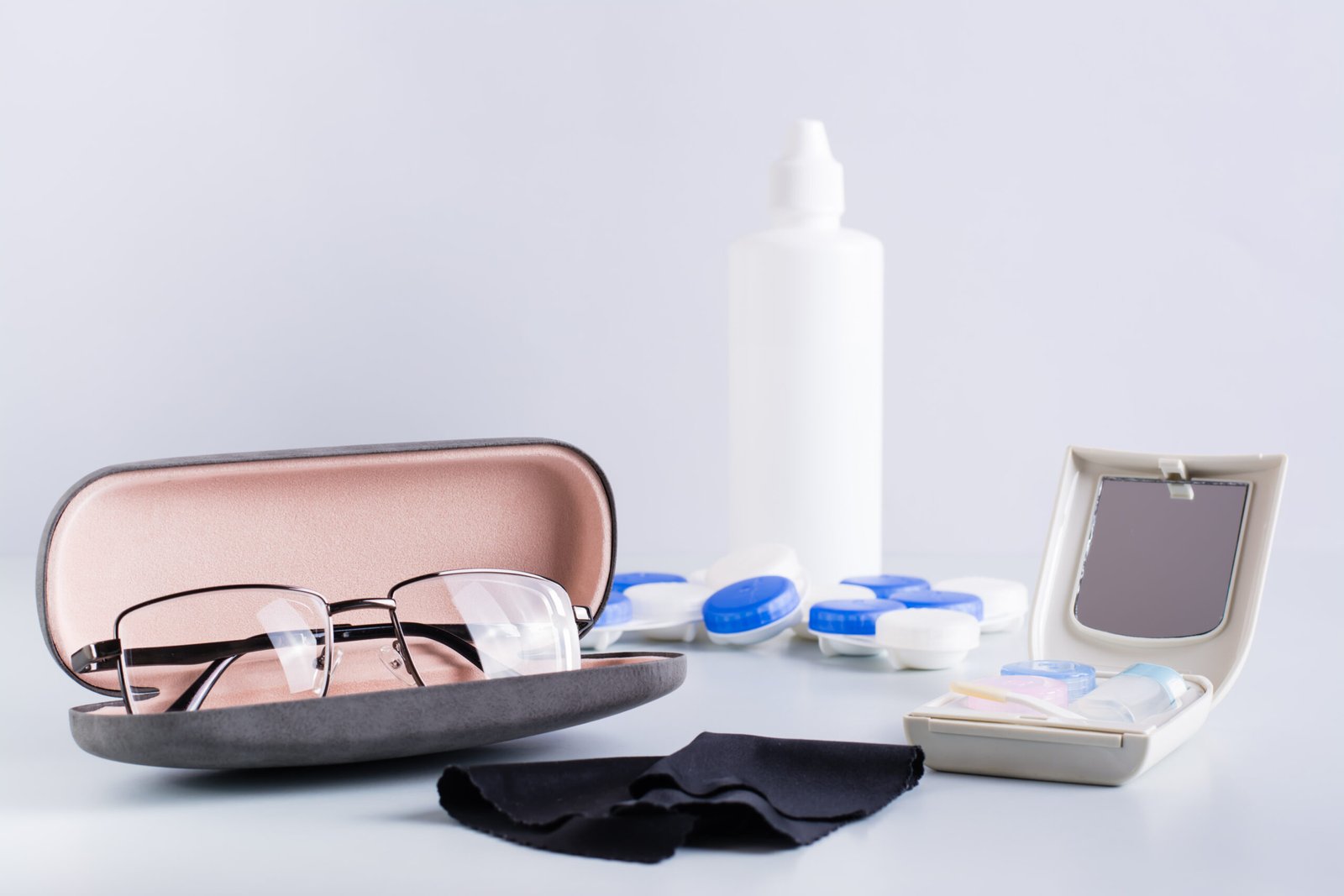 Choice between glasses and contact lenses. Items for care and st curatare-profesionala-ochelari-sanpetru